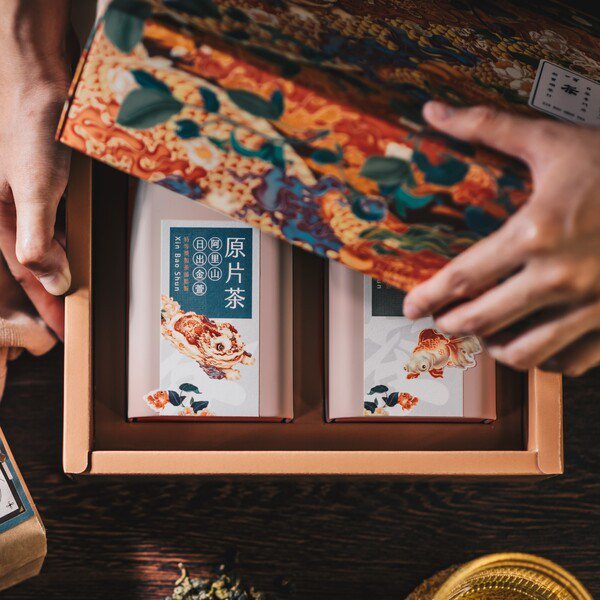 內含台灣特色茶葉，包含阿里山金萱、四季春等共六款可選。