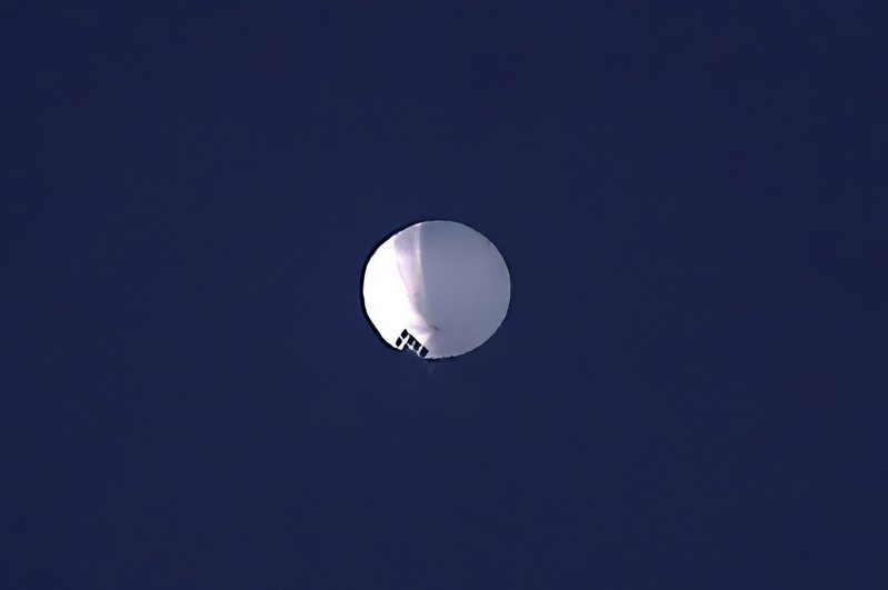圖為在美國上空漂浮數日的中共間諜氣球。美聯社
