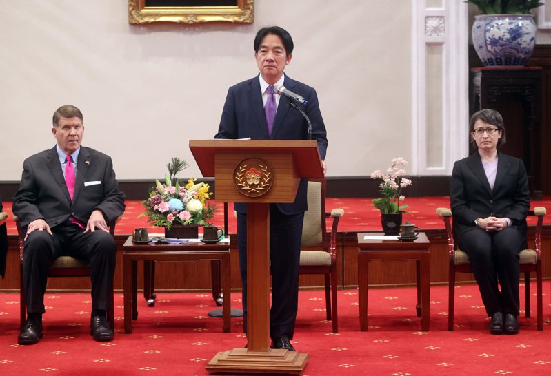 副總統賴清德（中）昨天由駐美前代表蕭美琴（右）陪同，在總統府接見美台商業協會訪問團。（中央社）