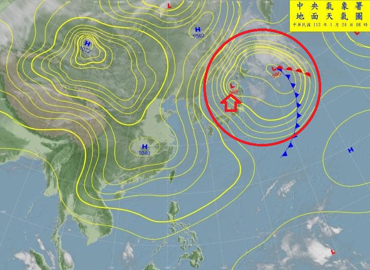 鄭明典表示，日本海的低壓強度不弱，不斷有小低壓在西側生成、然後併入主低壓，結果是主低壓呈現近似滯留狀態，強化了冷空氣往南的趨勢，也延長了冷空氣影響南方的時間。圖／取自鄭明典臉書