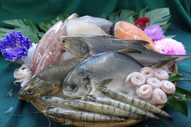 嘉義魚市場迎接春節，推出6項水產禮盒，其中限量「團圓禮盒」含黃金錩等7種受歡迎水產，只賣2千元。圖／取自嘉義魚市場官網