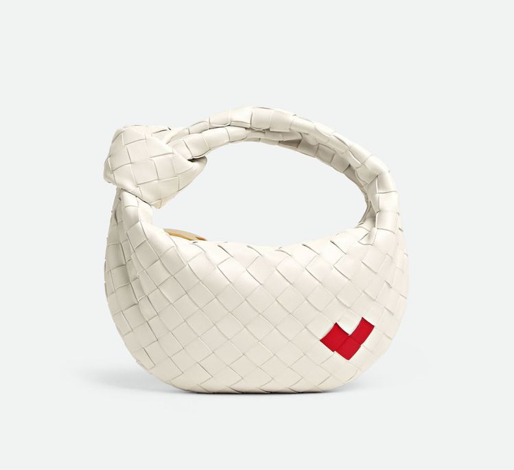 Mini Jodie編織皮革手提包，90,300元。圖／Bottega Veneta提供