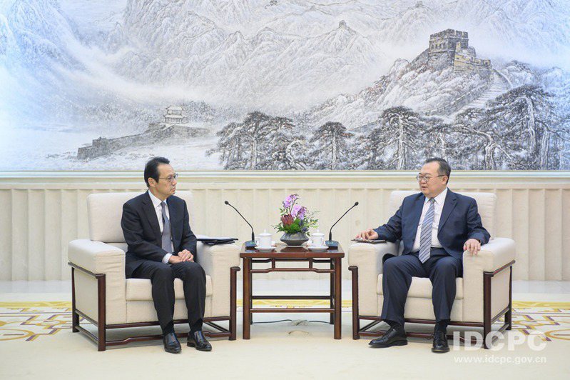 中共中聯部長劉建超（右）24日在北京中聯部會見日本駐北京大使金杉憲治。（圖／取自中聯部官網）