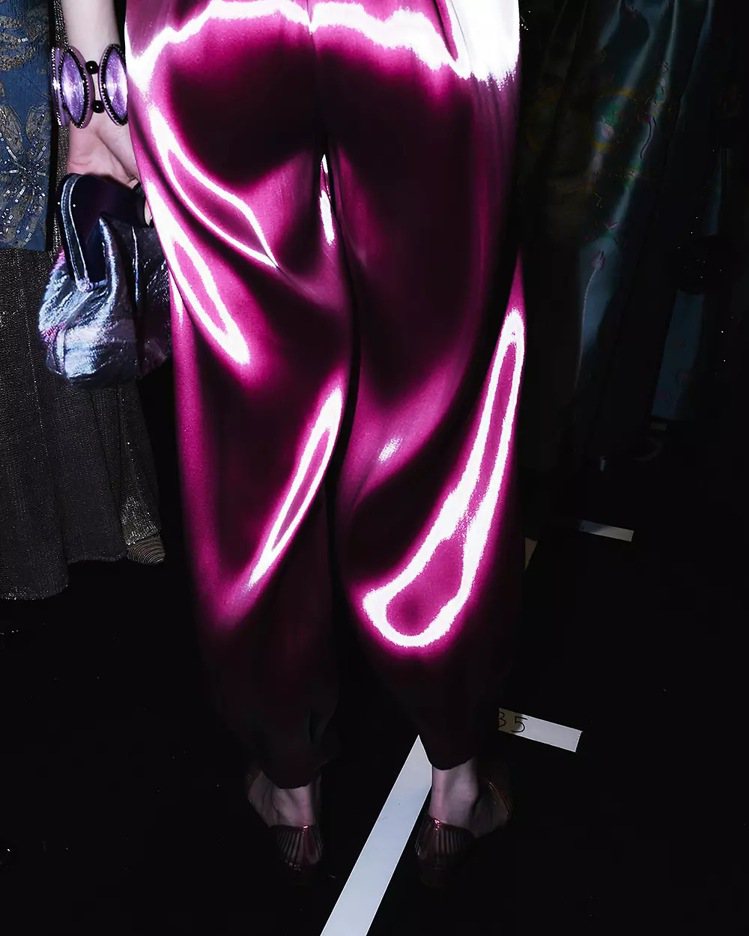 如同液態金屬流動的高科技面料，被製作成哈倫褲（harem pants），則是GIORGIO ARMANI PRIVÉ 2024春夏系列的亮點之一，兼有傳統與創新的品味。圖／摘自GIORGIO ARMANI官網