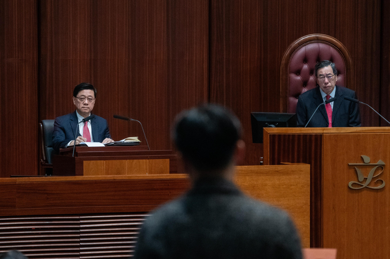 香港特首李家超25日在立法會就23條立法，強調香港不應忘記2019年「香港式顏色革命」期間的「慘痛教訓」。中新社