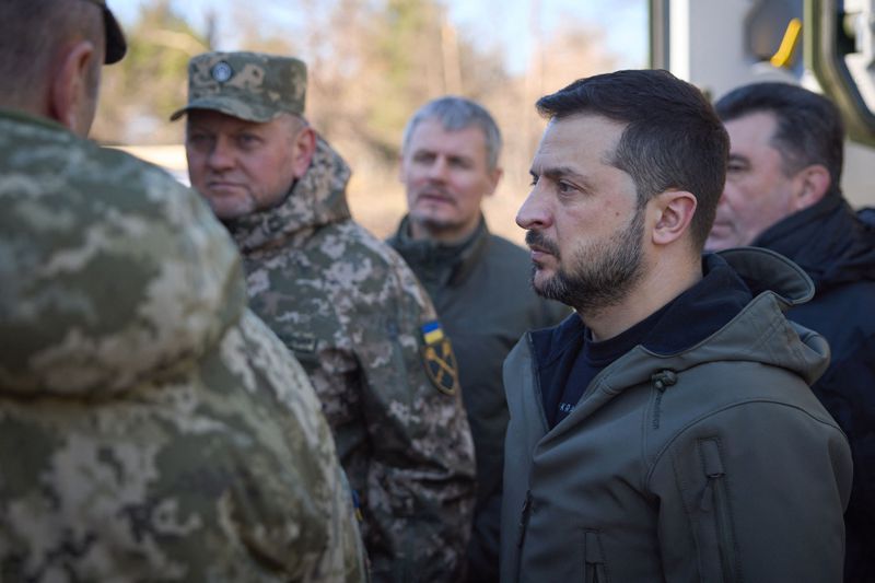 烏克蘭總統澤倫斯基（右）2023年11月3日視察前線，武裝部隊總司令扎盧茲尼（左二）陪同。法新社