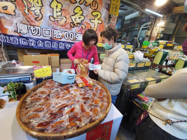 消費者在三鳳中街拿出現金購買烏魚子。記者王勇超／攝影