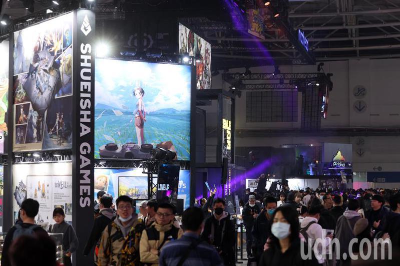2024 台北國際電玩展今天在台北南港展覽館一館登場，許多電玩愛好者不畏陰雨低溫，一早就到會場報到。記者林澔一／攝影