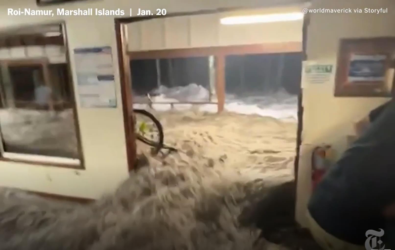 位在马绍尔群岛瓜加林环礁第二大岛罗伊纳穆尔岛（Roi-Namur）的美国陆军基地20日突然遭到巨浪侵袭，海水直接灌入当地餐厅。截自纽约时报(photo:UDN)