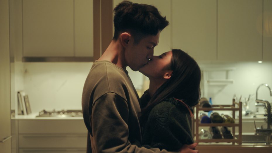 柯震東(左)、詹子萱挑戰「愛愛內含光」大尺度戲碼。圖／Netflix提供