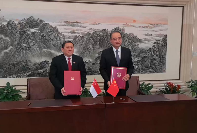 大陸與新加坡25日在北京簽署免簽協議，至此大陸已與157國締結了涵蓋不同護照種類的互免簽證協定。圖／截自央視新聞