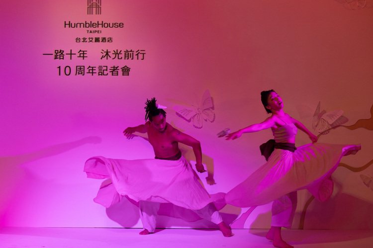 台灣之光現代舞者—張逸軍與賴玫芳，演繹迎賓秀，為十周年記者會開場。圖／台北艾麗提供