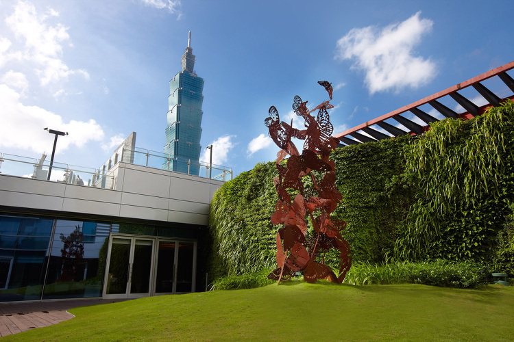 台北艾麗酒店以「共生」為起點，強調藝術、空間與自然的完美平衡，酒店擁有三座戶外植栽花園，打造城市綠地生態。圖／台北艾麗提供