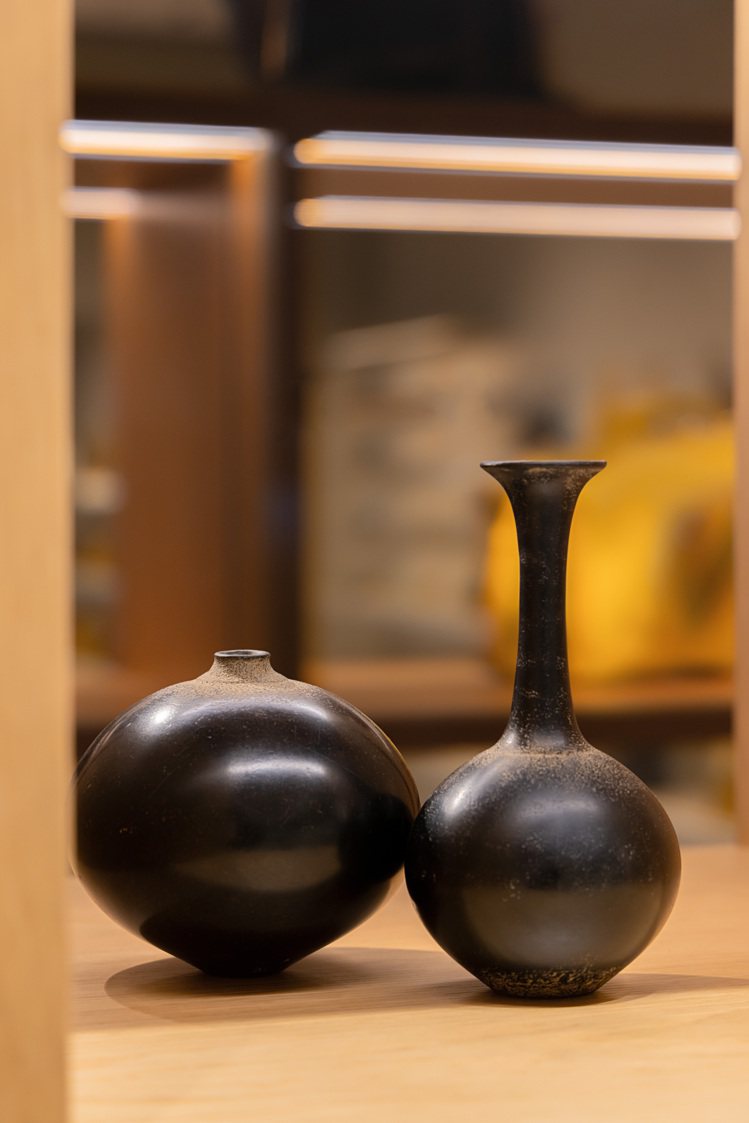 日本陶藝家安齊賢太創作的一系列黑色漆器，彰顯了品牌對工藝的承諾。圖／LOEWE提供