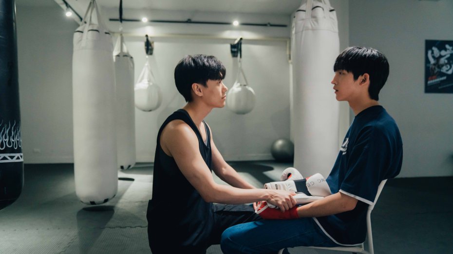 邱宇辰(左)與黃宏軒拳擊戲碼有許多肢體接觸。圖／結果娛樂提供