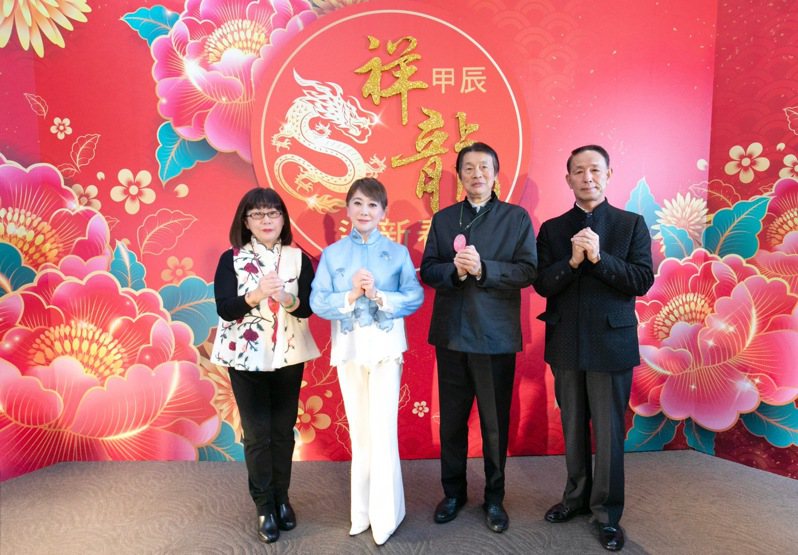 遠東SOGO百貨董事長黃晴雯（左二）看好2025年營運將迎來爆發性的高成長。 遠東SOGO／提供