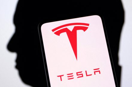 電動車大廠特斯拉（Tesla）執行長馬斯克表示，他計劃採購超微（AMD）的晶片，做為他大舉支出購買運算晶片來發展人工智慧（AI）的行動一環。 路透