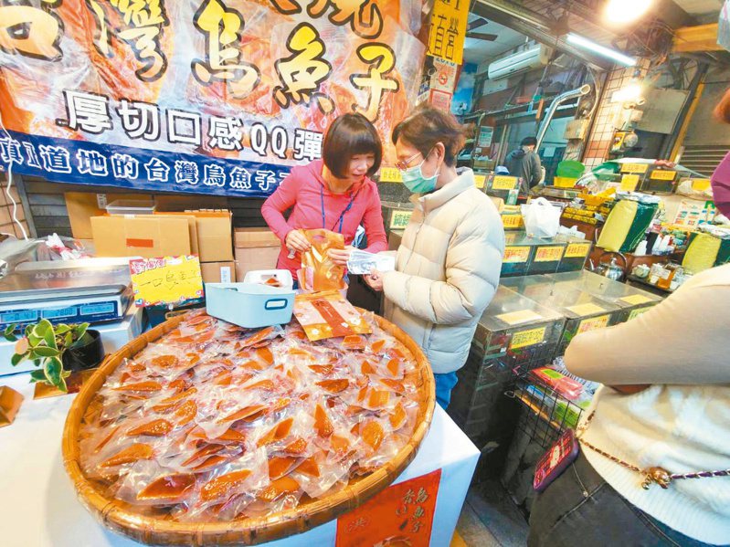 消費者在三鳳中街購買烏魚子。記者王勇超／攝影