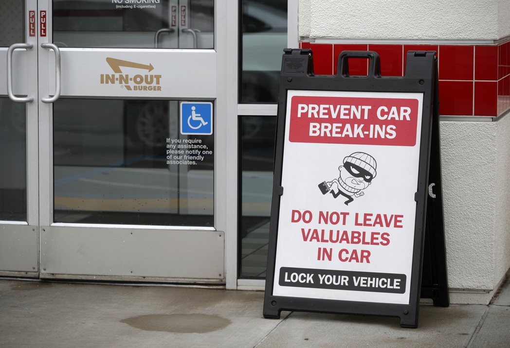 In-N-Out奧克蘭市分店店外門口立牌敦促客人勿把貴重物品留在車上，並提醒顧客...