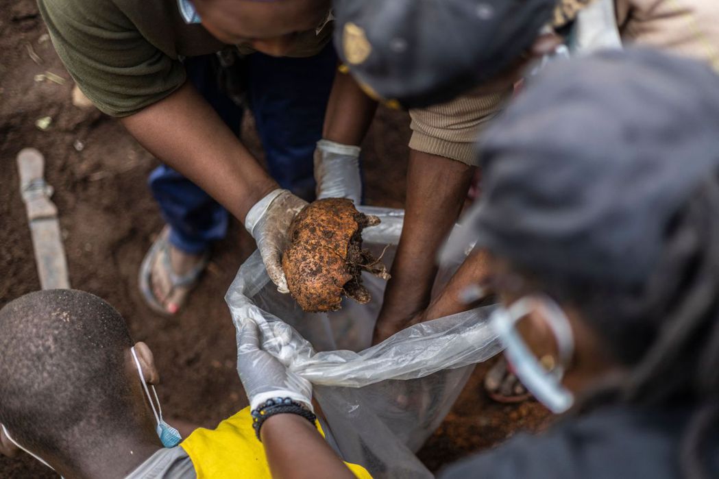 盧安達大屠殺將滿30年，近日又挖出一處埋有100多名受害者的亂葬崗。圖為鎮上民眾...