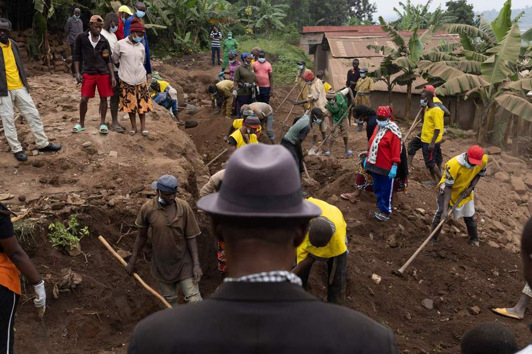 盧安達恩戈馬鎮近日發現的亂葬崗，埋有上百位大屠殺受害者遺骸。鎮上多位民眾都加入挖...