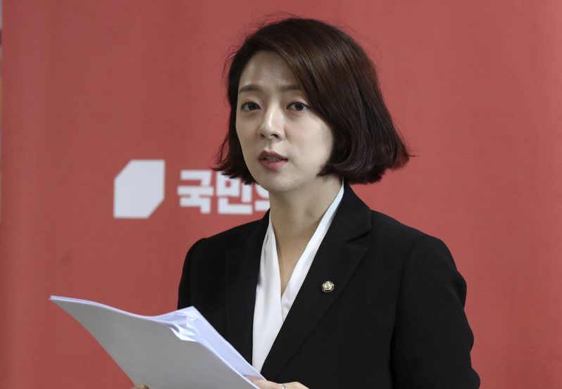 南韓執政黨國民力量黨女性國會議員裴賢鎮（圖）25日在首爾鬧區遭一名少年襲擊。美聯社