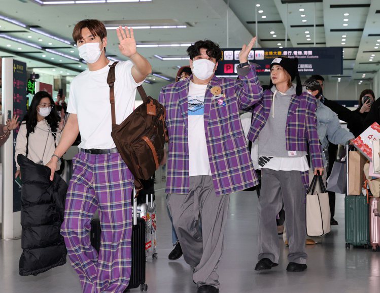 南韓天團Super Junior在高雄舉辦粉絲見面會，搭乘民航機抵達高雄機場，現場有大批歌迷迎接，團隊成員走出機場親切向歌迷揮手。記者劉學聖／攝影