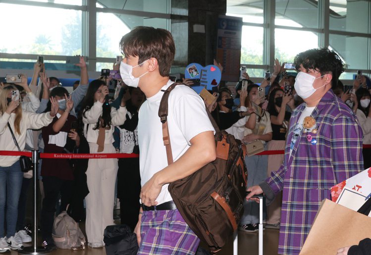 南韓天團Super Junior在高雄舉辦粉絲見面會，搭乘民航機抵達高雄機場，現場有大批歌迷迎接，團隊成員走出機場親切向歌迷揮手。記者劉學聖／攝影