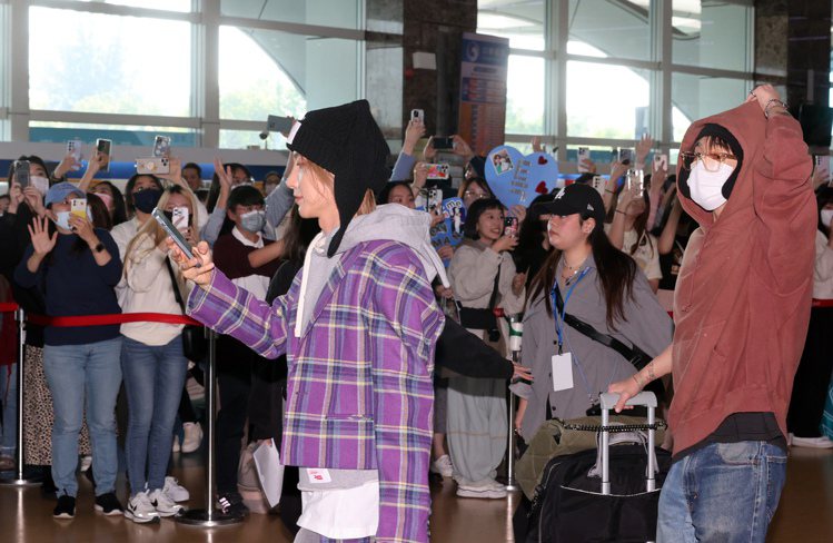 南韓天團Super Junior在高雄舉辦粉絲見面會，乘民航機抵達高雄機場，現場有大批歌迷迎接，團隊成員走出機場親切向歌迷揮手。記者劉學聖／攝影