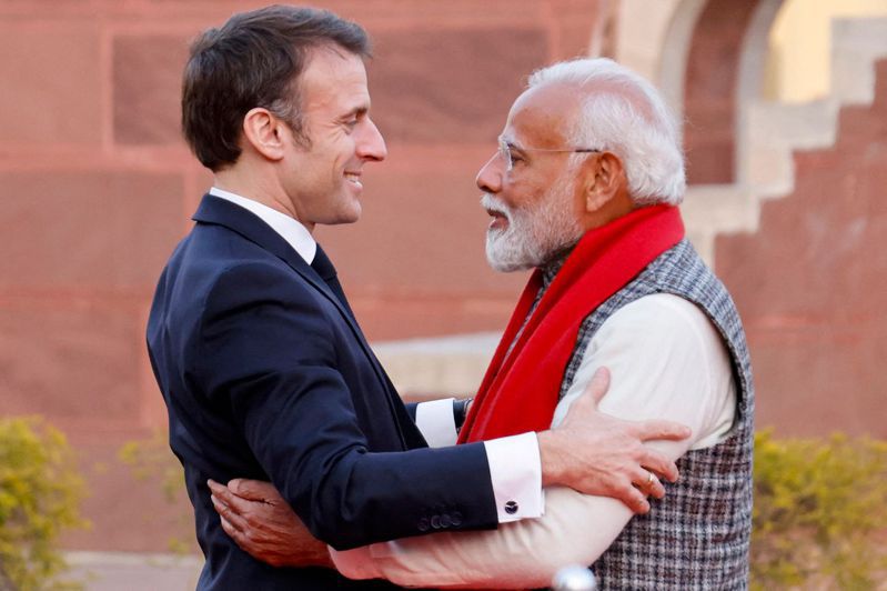 法國總統馬克宏（左）與印度總理莫迪（右）。法新社