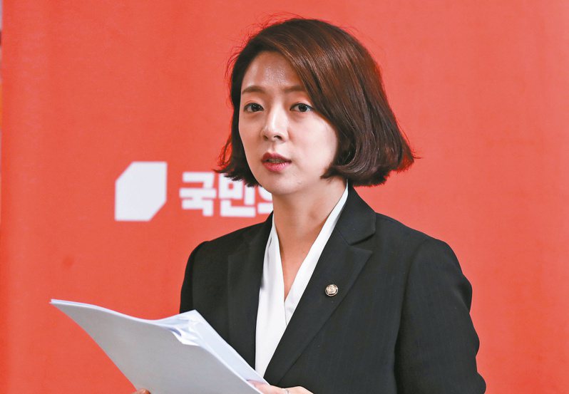 南韩女主播出身的执政党国民力量党议员裴贤镇25日遇袭。美联社(photo:UDN)