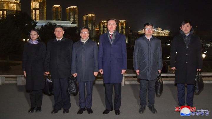 北韓官媒朝中社報導，大陸外交部副部長孫衛東25日率領代表團途經新義州市抵達平壤，展開對北韓的訪問。（取自朝中社）