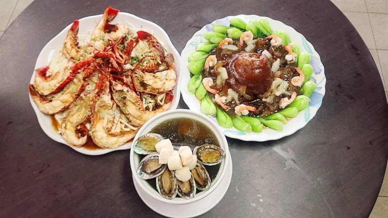 石門區富基漁市姐妹餐廳推出年菜套組，可在店內享用或外帶當年菜。圖／新北市漁業處提供