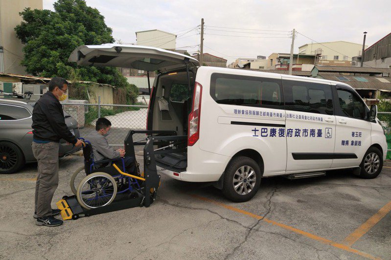 台南市身心障礙者復康巴士春節期間照常服務，乘車費也比照平日收費不加價。圖／社會局提供