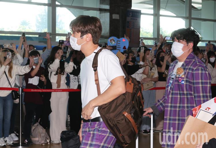 南韓天團Super Junior在高雄舉辦粉絲見面會，今天下午搭乘民航機抵達高雄機場，現場有大批歌迷迎接，團隊成員走出機場親切向歌迷揮手。記者劉學聖／攝影