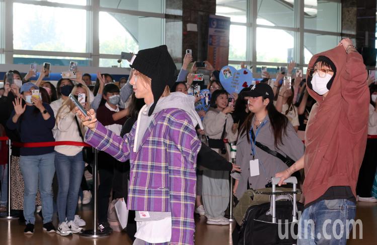南韓天團Super Junior在高雄舉辦粉絲見面會，今天下午搭乘民航機抵達高雄機場，現場有大批歌迷迎接，團隊成員走出機場親切向歌迷揮手。記者劉學聖／攝影