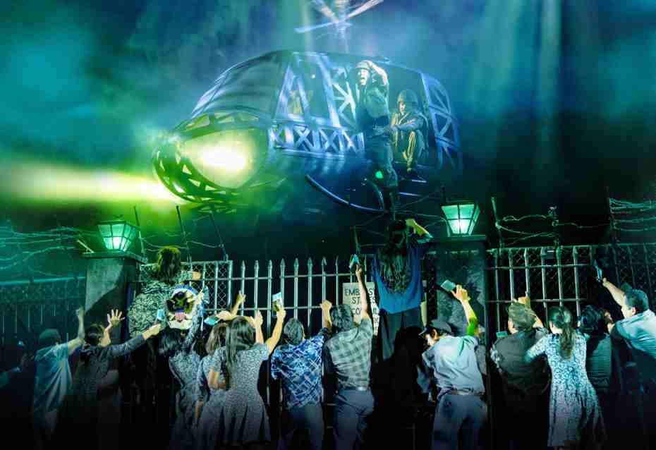 音樂劇「西貢小姐」舞台場景逼真，更打造一比一比例的直升機從天而降。圖／寬宏提供