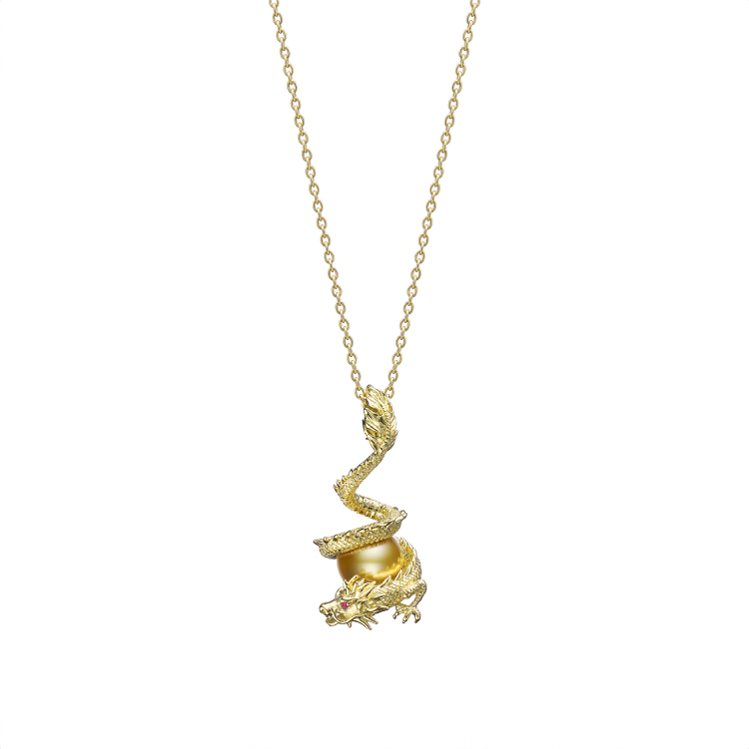 MIKIMOTO 金南洋珍珠龍形墜鍊，18K黃金鑲嵌紅寶石、鑲嵌金南洋珍珠，18萬1,000元。圖／MIKIMOTO提供
