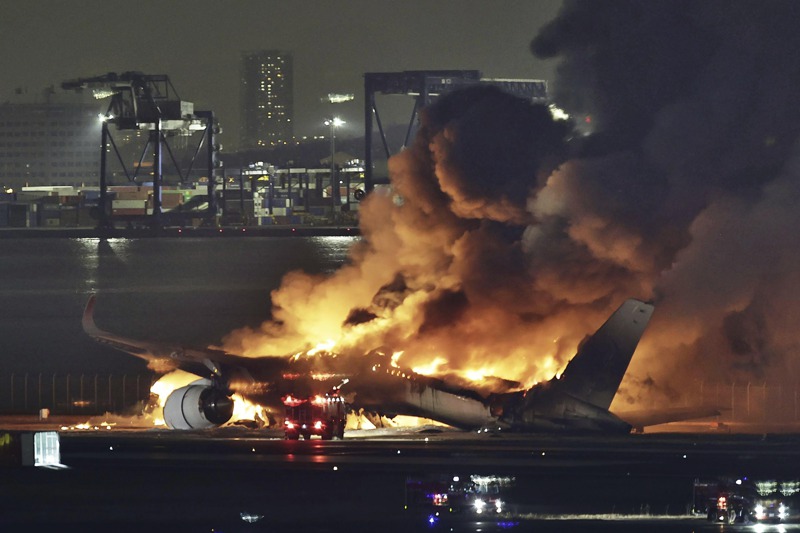 日本東京羽田機場2日發生日本航空客機跟海上保安廳飛機在跑道擦撞事故，造成海保廳人員五死一傷，但日航班機乘員全數安全撤離。美聯社