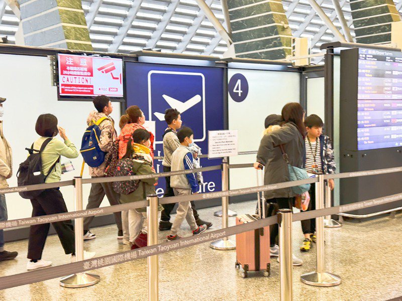 因應春節連續假期國人赴日旅遊高峰，機場公司今日表示，將與日本出入國在留管理廳合作實施「台日機場入境事先確認」作業，預估近6,000名旅客可受惠。機場公司提供