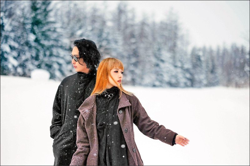原子邦妮在北海道拍攝MV，主唱查查（右）在戶外拍到一半突然暈眩。圖／華納音樂提供