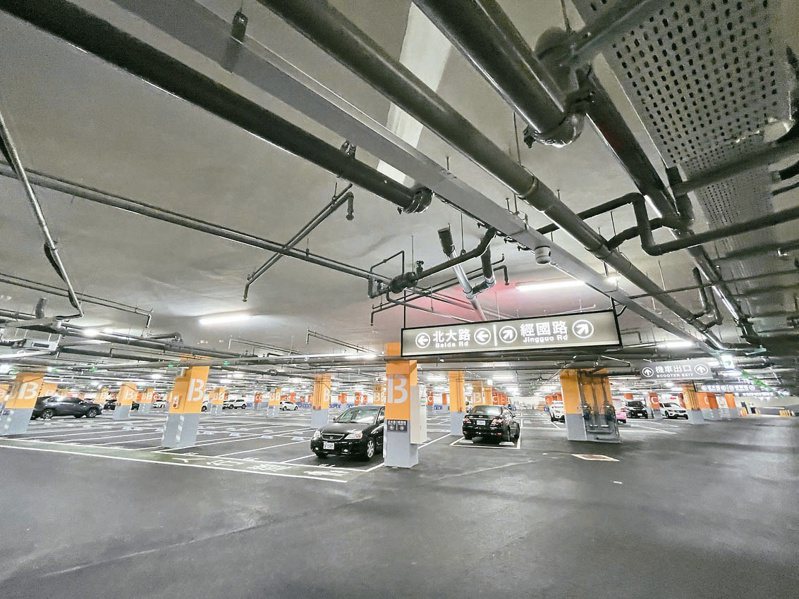 新竹市立棒球場地下停車場目前仍開放營運。記者張裕珍／攝影
