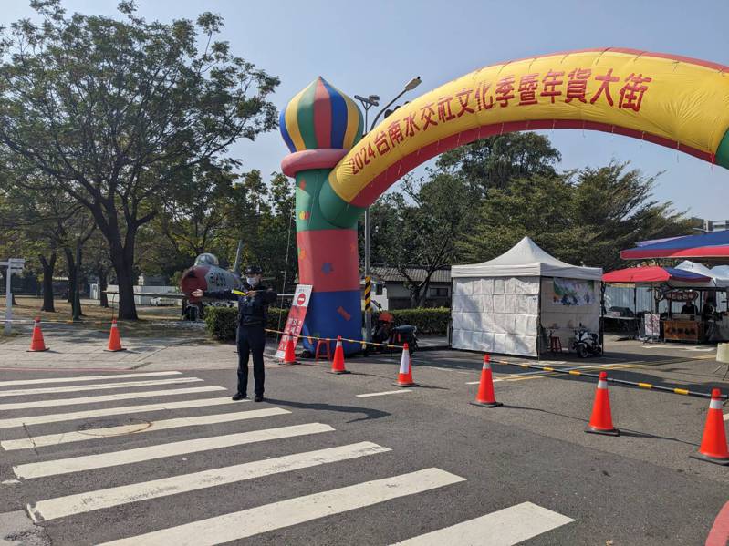 台南南區水交社文化季年貨大街正式登場，市警六分局即日起至29日止推出交通疏導方案。圖／讀者提供