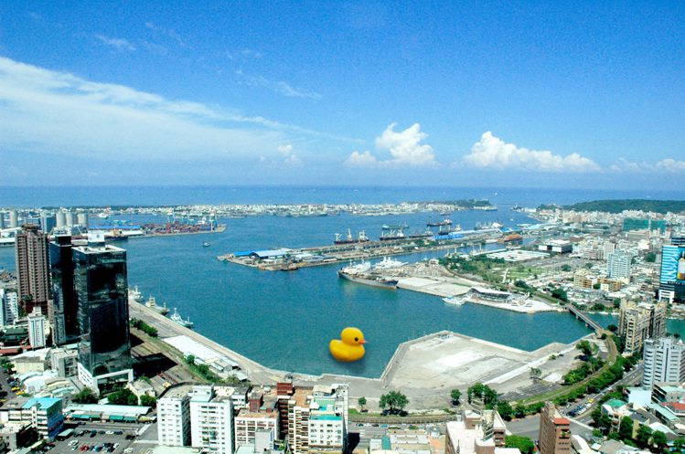 2013年於愛河灣展出的黃色小鴨，吸引了390萬人次參觀。圖/高雄漢來提供