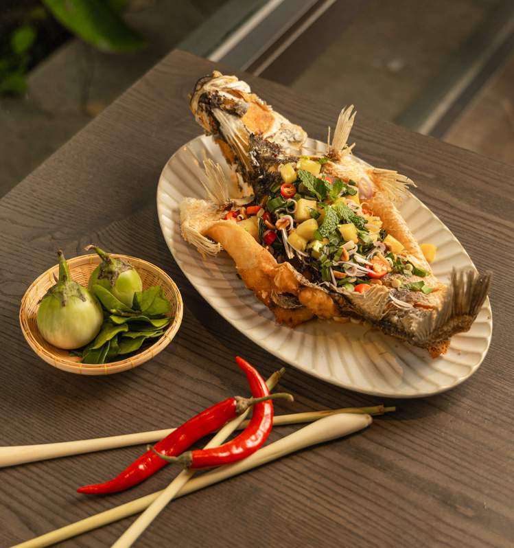 初泰PIKUL加碼推出年節新菜「泰果香酥炸魚」。圖/路易莎集團提供
