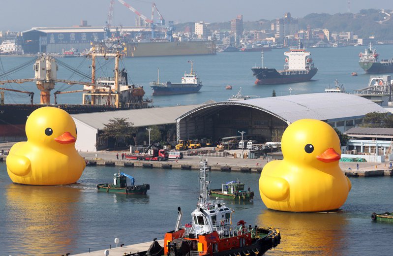 睽違10年，黃色小鴨重返高雄愛河灣，這次有2隻。聯合新聞網資料照／記者劉學聖攝影
