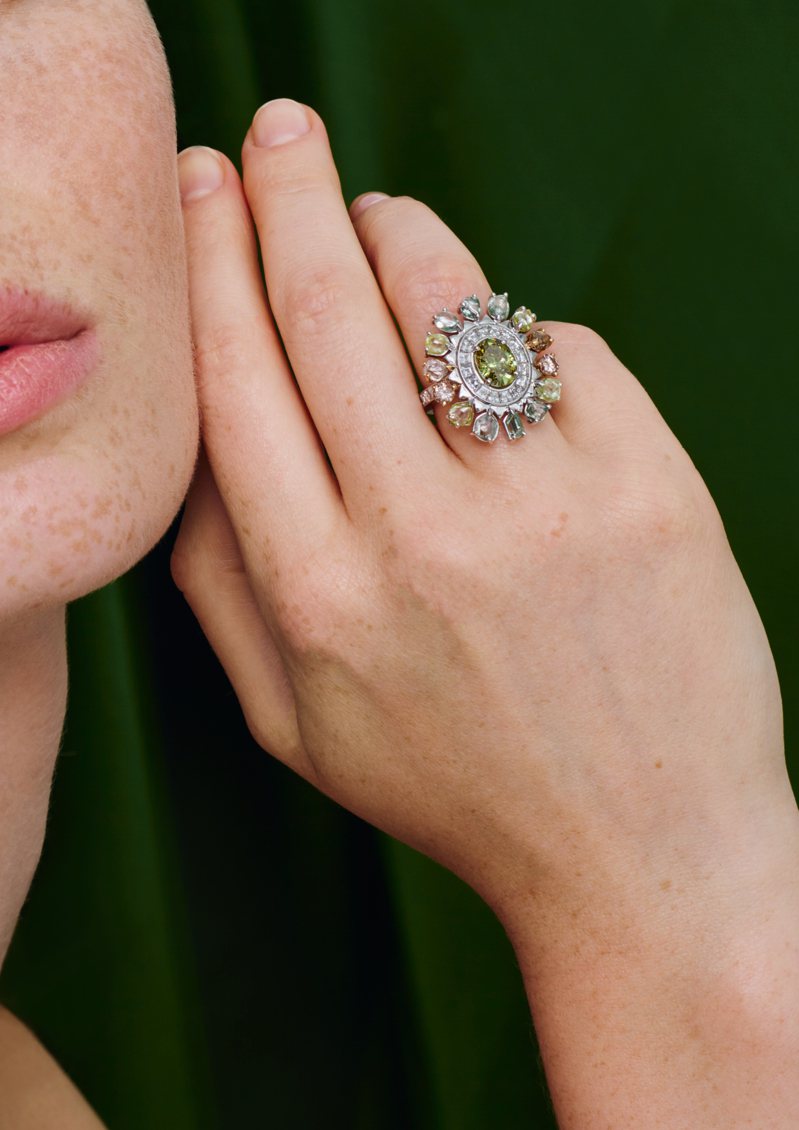 Portraits of Nature高級珠寶系列Knysna Chameleon鑽石雞尾酒戒指，鑲嵌一系列彩鑽原石，主石為橢圓形切割重約1.5克拉帶褐色黃鑽，625萬元。圖／De Beers提供