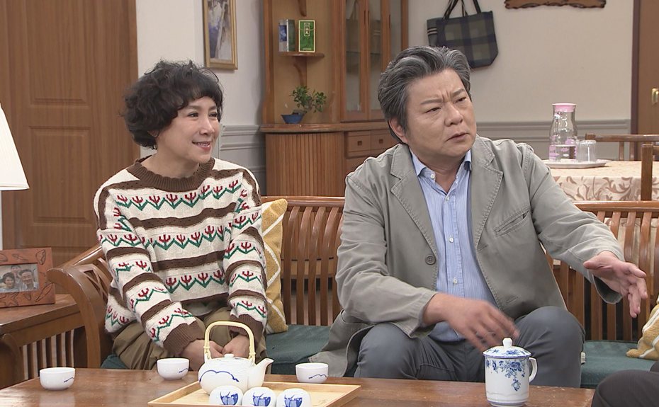 謝麗金(左)與陳文山在「追分成功」飾演的夫妻檔面臨財務問題。圖／台視提供