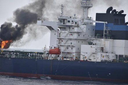 托克集團的油輪馬林魯安達號26日在行經紅海時，遭葉門青年運動的飛彈擊中，起火燃燒。（美聯社）