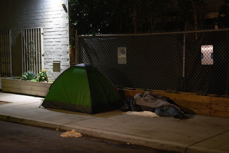 加州人行道上可見無家者在搭建的帳篷中睡覺。 圖／歐新社